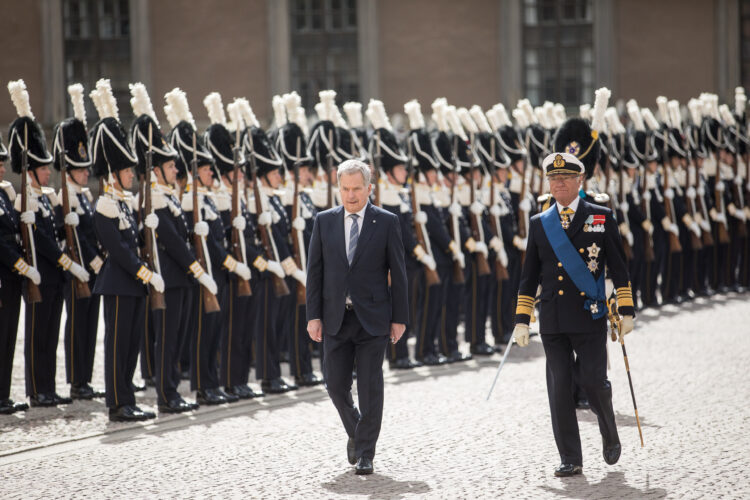 Kuningas Kaarle XVI Kustaa ja kuningatar Silvia ottivat tasavallan presidentti Sauli Niinistön ja rouva Jenni Haukion vastaan valtiovierailuun kuuluvin seremonioin Kuninkaanlinnalla. 
Kuva: Matti Porre/Tasavallan presidentin kanslia