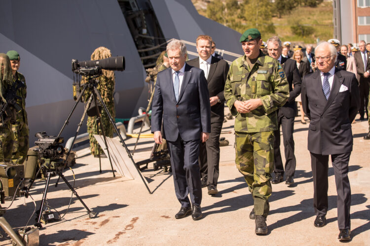 Vierailu Ruotsin merivoimien tukikohdassa Bergassa, jossa presidentti Niinistö tutustui rannikko-olosuhteisiin erikoistuneiden joukkojen toimintaan. Kuva: Matti Porre/Tasavallan presidentin kanslia