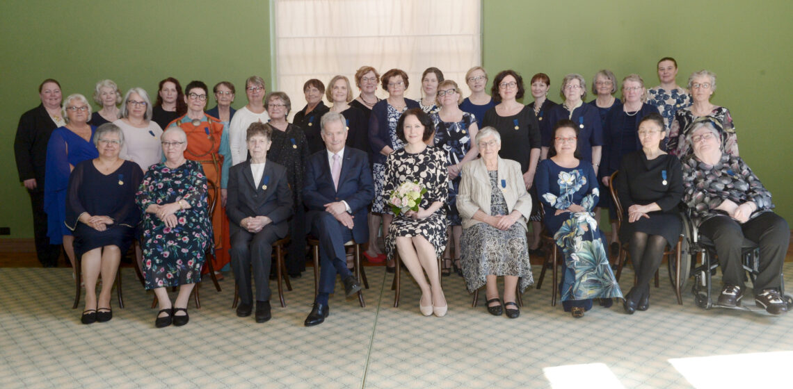 Republikens president Sauli Niinistö och hans maka Jenni Haukio tillsammans med de premierade mödrarna vid den nationella mordagsfesten i Ständerhuset på mors dag den 8 maj 2022. Foto: Mikko Stig/STT-Lehtikuva