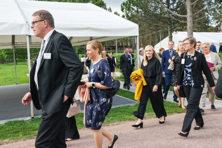 Kultaranta-keskustelujen toinen päivä maanantaina 13. kesäkuuta alkoi aamukeskustelulla pohjoismaisesta yhteistyöstä ja turvallisuudesta. Panelisteina eduskunnan puhemies Matti Vanhanen, Norjan pääministeri Jonas Gahr Støre, Ruotsin ulkopoliittisen instituutin ohjelmajohtaja Björn Fägersten ja Ulkopoliittisen instituutin ohjelmajohtaja Katja Creutz. Kuva: Juhani Kandell/Tasavallan presidentin kanslia
