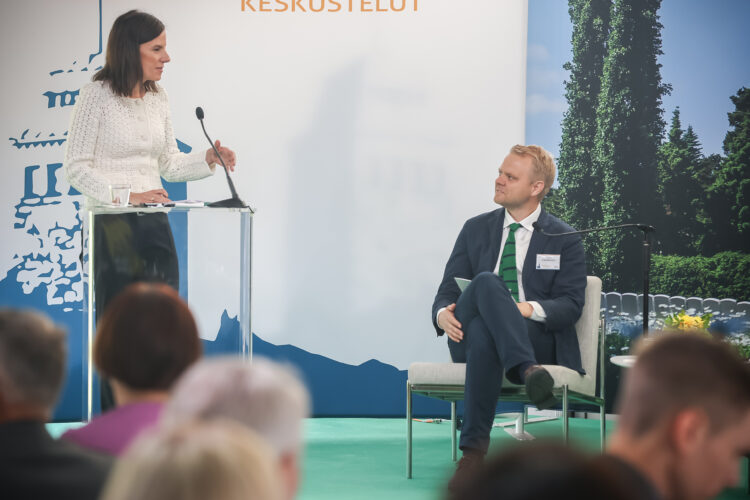 Kultaranta-keskustelujen toinen päivä maanantaina 13. kesäkuuta alkoi aamukeskustelulla pohjoismaisesta yhteistyöstä ja turvallisuudesta. Panelisteina eduskunnan puhemies Matti Vanhanen, Norjan pääministeri Jonas Gahr Støre, Ruotsin ulkopoliittisen instituutin ohjelmajohtaja Björn Fägersten ja Ulkopoliittisen instituutin ohjelmajohtaja Katja Creutz. Kuva: Juhani Kandell/Tasavallan presidentin kanslia
