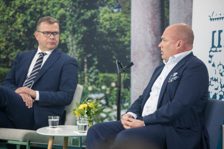 Kultaranta-keskustelujen maanantain toinen keskustelu käsitteli muuttuvaa turvallisuuspolitiikkaa. Keskustelijoina opetusministeri Li Andersson, ulkoasianvaliokunnan puheenjohtaja Jussi Halla-aho, puolustusvoimain komentaja, kenraali Timo Kivinen, puolustusvaliokunnan puheenjohtaja Petteri Orpo sekä Helsingin yliopiston tutkijakollegiumin johtaja, professori Tuomas Forsberg. Kuva: Juhani Kandell/Tasavallan presidentin kanslia
