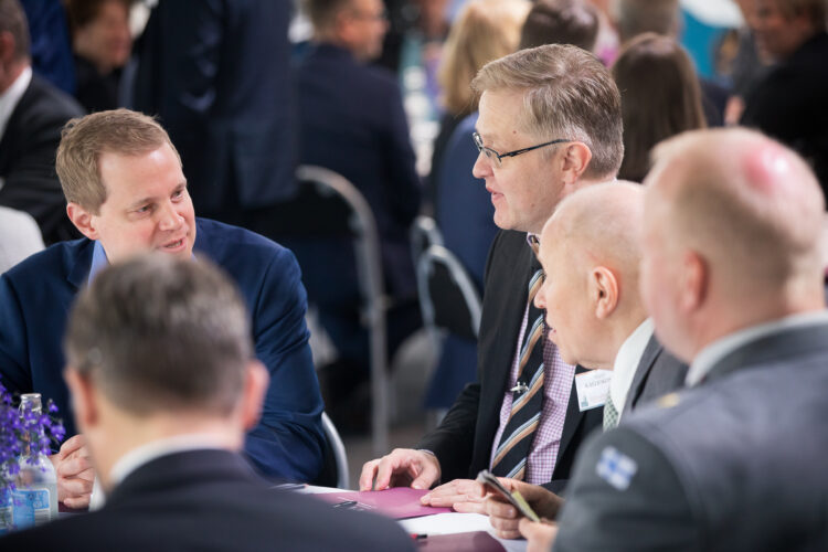 Kultaranta-keskustelujen toinen päivä maanantaina 13. kesäkuuta alkoi aamukeskustelulla pohjoismaisesta yhteistyöstä ja turvallisuudesta. Panelisteina eduskunnan puhemies Matti Vanhanen, Norjan pääministeri Jonas Gahr Støre, Ruotsin ulkopoliittisen instituutin ohjelmajohtaja Björn Fägersten ja Ulkopoliittisen instituutin ohjelmajohtaja Katja Creutz. Kuva: Matti Porre/Tasavallan presidentin kanslia
