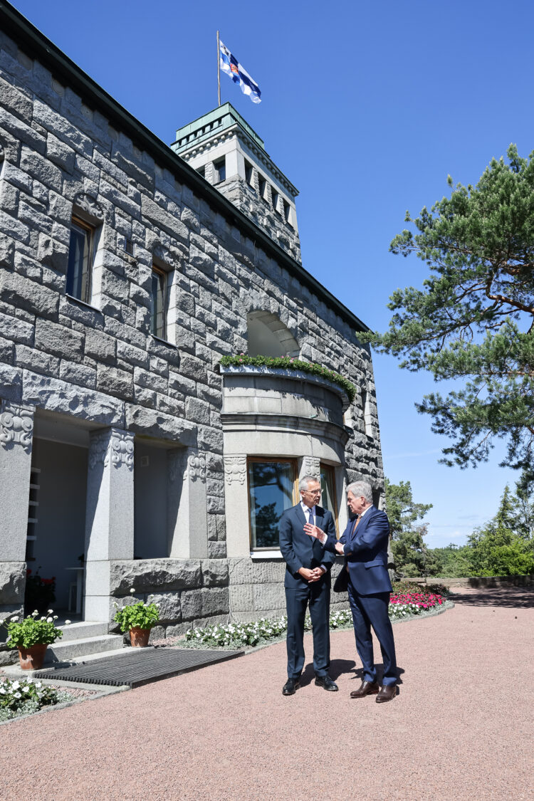 Tasavallan presidentti Sauli Niinistö ja Naton pääsihteeri Jens Stoltenberg tapasivat Kultarannassa 12. kesäkuuta 2022. Kuva: Juhani Kandell/Tasavallan presidentin kanslia