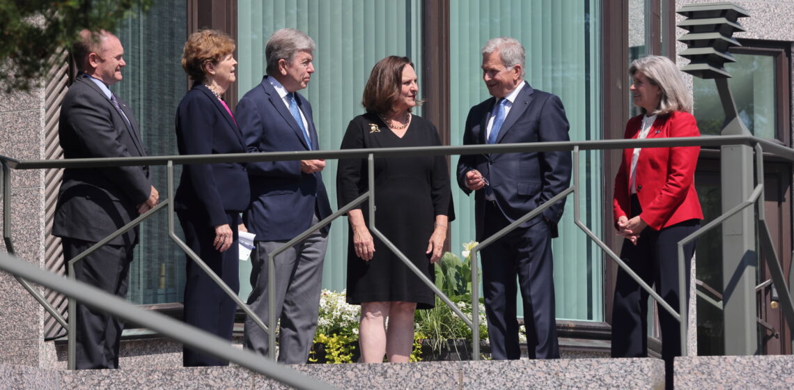 Republikens president Sauli Niinistö och amerikanska senatorer på Talludden. Foto: Juhani Kandell/Republikens presidents kansli