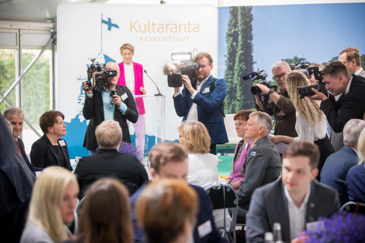 Kultaranta-keskustelujen toinen päivä maanantaina 13. kesäkuuta alkoi aamukeskustelulla pohjoismaisesta yhteistyöstä ja turvallisuudesta. Panelisteina eduskunnan puhemies Matti Vanhanen, Norjan pääministeri Jonas Gahr Støre, Ruotsin ulkopoliittisen instituutin ohjelmajohtaja Björn Fägersten ja Ulkopoliittisen instituutin ohjelmajohtaja Katja Creutz. Kuva: Matti Porre/Tasavallan presidentin kanslia
