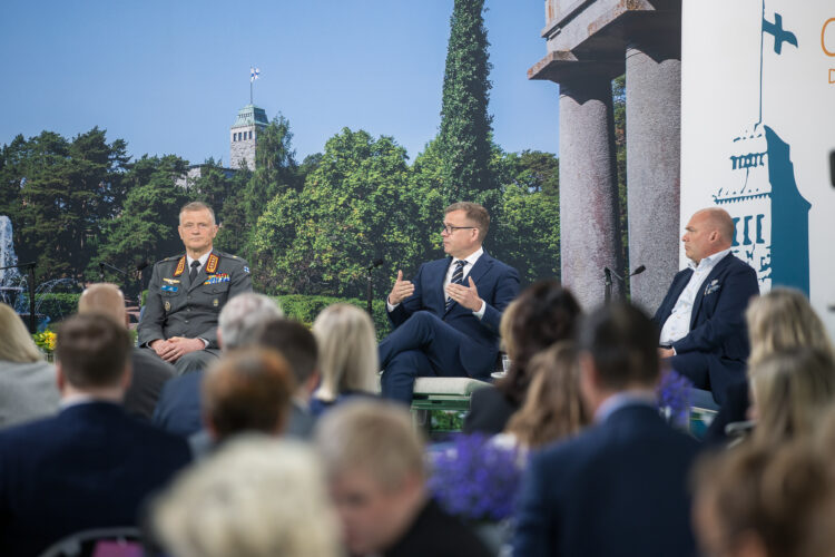 Kultaranta-keskustelujen maanantain toinen keskustelu käsitteli muuttuvaa turvallisuuspolitiikkaa. Keskustelijoina opetusministeri Li Andersson, ulkoasianvaliokunnan puheenjohtaja Jussi Halla-aho, puolustusvoimain komentaja, kenraali Timo Kivinen, puolustusvaliokunnan puheenjohtaja Petteri Orpo sekä Helsingin yliopiston tutkijakollegiumin johtaja, professori Tuomas Forsberg. Kuva: Matti Porre/Tasavallan presidentin kanslia
