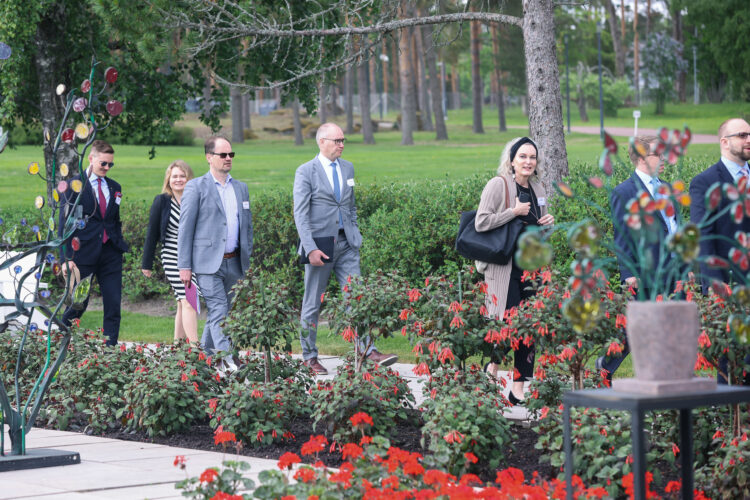 Kultaranta-keskustelujen toinen päivä maanantaina 13. kesäkuuta alkoi aamukeskustelulla pohjoismaisesta yhteistyöstä ja turvallisuudesta. Panelisteina eduskunnan puhemies Matti Vanhanen, Norjan pääministeri Jonas Gahr Støre, Ruotsin ulkopoliittisen instituutin ohjelmajohtaja Björn Fägersten ja Ulkopoliittisen instituutin ohjelmajohtaja Katja Creutz. Kuva: Juhani Kandell/Tasavallan presidentin kanslia
