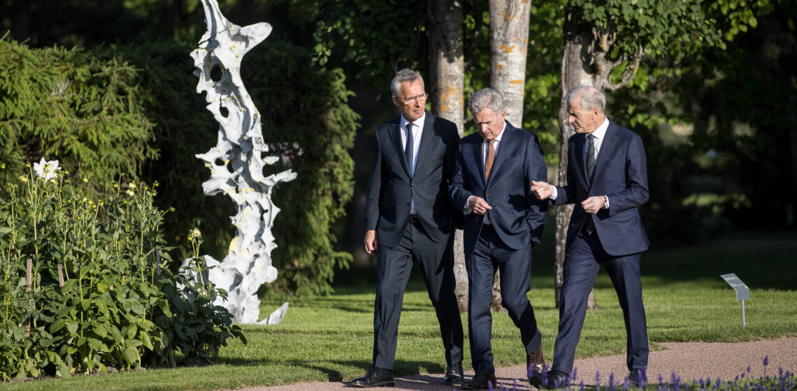 Republikens president Sauli Niinistö, Natos generalsekreterare Jens Stoltenberg och Norges statsminister Jonas Gahr Støre på Gullranda den 12 juni 2022. Foto: Matti Porre/Republikens presidents kansli