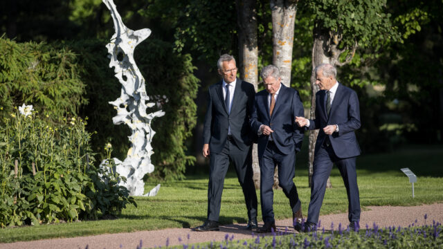 Republikens president Sauli Niinistö, Natos generalsekreterare Jens Stoltenberg och Norges statsminister Jonas Gahr Støre på Gullranda den 12 juni 2022. Foto: Matti Porre/Republikens presidents kansli