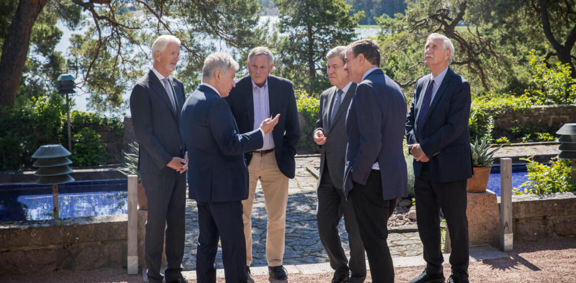 Medlemmar av den amerikanska senatens underrättelseutskott, senatorerna Mark Warner, Richard Burr, Angus King och Roy Blunt samt Förenta staternas ambassadör i Finland, Douglas Thomas Hickey, i samtal med republikens president Sauli Niinistö på Gullranda den 17 juni 2022. Foto: Matti Porre/Republikens presidents kansli