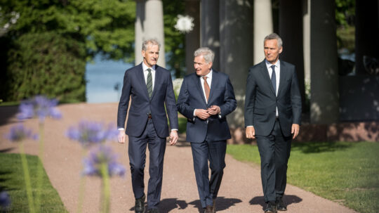 Tasavallan presidentti Sauli Niinistö, Naton pääsihteeri Jens Stoltenberg ja Norjan pääministeri Jonas Gahr Støre Kultarannassa 12. kesäkuuta 2022. Kuva: Matti Porre/Tasavallan presidentin kanslia