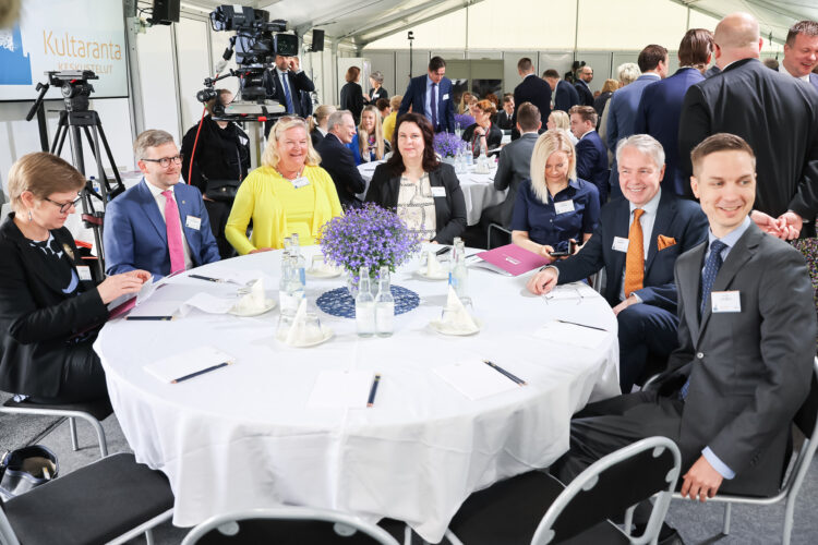 Kultaranta-keskustelujen toinen päivä maanantaina 13. kesäkuuta alkoi aamukeskustelulla pohjoismaisesta yhteistyöstä ja turvallisuudesta. Panelisteina eduskunnan puhemies Matti Vanhanen, Norjan pääministeri Jonas Gahr Støre, Ruotsin ulkopoliittisen instituutin ohjelmajohtaja Björn Fägersten ja Ulkopoliittisen instituutin ohjelmajohtaja Katja Creutz. Kuva: Juhani Kandell/Tasavallan presidentin kanslia
