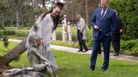 Tasavallan presidentti Sauli Niinistö ja Jenni Haukio avasivat Kultarannan Luonnonmuotoja veistosnäyttelyn 8. kesäkuuta 2022. Taiteilija Essi Korva esittelee presidentti Niinistölle teosta Metsän äänet. Kuva: Jami Sarell/Tasavallan presidentin kanslia
