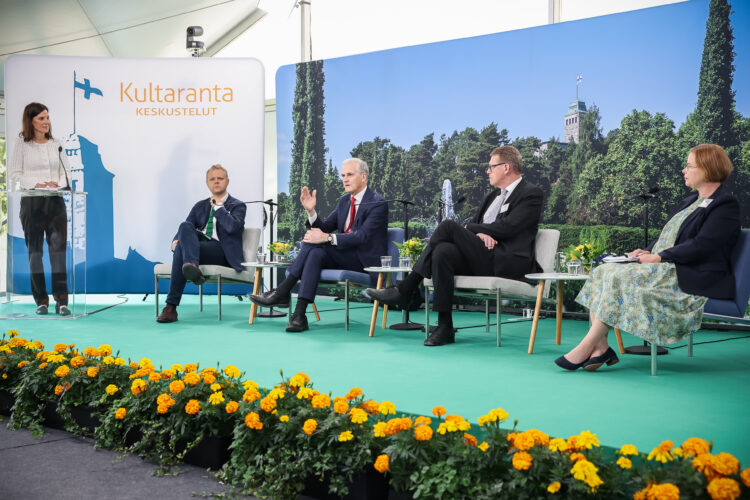 Kultaranta-keskustelujen toinen päivä maanantaina 13. kesäkuuta alkoi aamukeskustelulla pohjoismaisesta yhteistyöstä ja turvallisuudesta. Panelisteina eduskunnan puhemies Matti Vanhanen, Norjan pääministeri Jonas Gahr Støre, Ruotsin ulkopoliittisen instituutin ohjelmajohtaja Björn Fägersten ja Ulkopoliittisen instituutin ohjelmajohtaja Katja Creutz. Kuva: Juhani Kandell/Tasavallan presidentin kanslia
