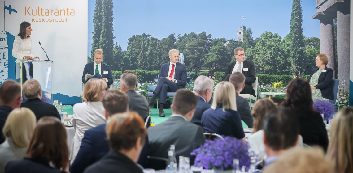 Gullrandadiskussionernas andra dag inleddes med ett panelsamtal med riksdagens talman Matti Vanhanen, Norges statsminister Jonas Gahr Støre, programchef Björn Fägersten från Utrikespolitiska institutet i Sverige och programdirektör Katja Creutz från Utrikespolitiska institutet i Finland. Foto: Juhani Kandell/Republikens presidents kansli