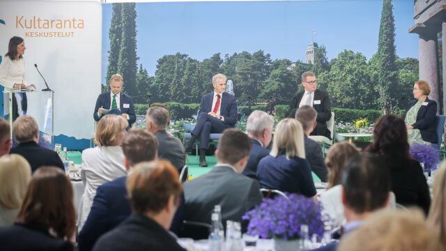 Gullrandadiskussionernas andra dag inleddes med ett panelsamtal med riksdagens talman Matti Vanhanen, Norges statsminister Jonas Gahr Støre, programchef Björn Fägersten från Utrikespolitiska institutet i Sverige och programdirektör Katja Creutz från Utrikespolitiska institutet i Finland. Foto: Juhani Kandell/Republikens presidents kansli