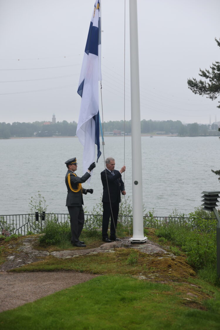 Suomen lippu nousi salkoon Kaartin soittokunnan soittaman Porilaisten marssin tahtiin. Kuva: Juhani Kandell/Tasavallan presidentin kanslia