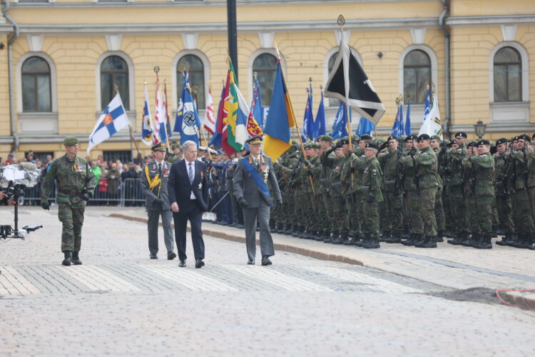 Tasavallan presidentti otti vastaan Puolustusvoimain lippujuhlan päivän valtakunnallisen paraatin ja piti puheen paraatijoukoille Senaatintorilla. Kuva: Juhani Kandell/Tasavallan presidentin kanslia