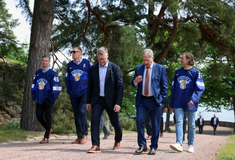 Presidentti Niinistö keskustelemassa Leijonien päävalmentaja Jukka Jalosen ja pelaajien Hannes Björnisen, Marko Anttilan ja Jussi Olkinuoran kanssa Kultarannassa 10. kesäkuuta 2022. Kuva: Riikka Hietajärvi/Tasavallan presidentin kanslia