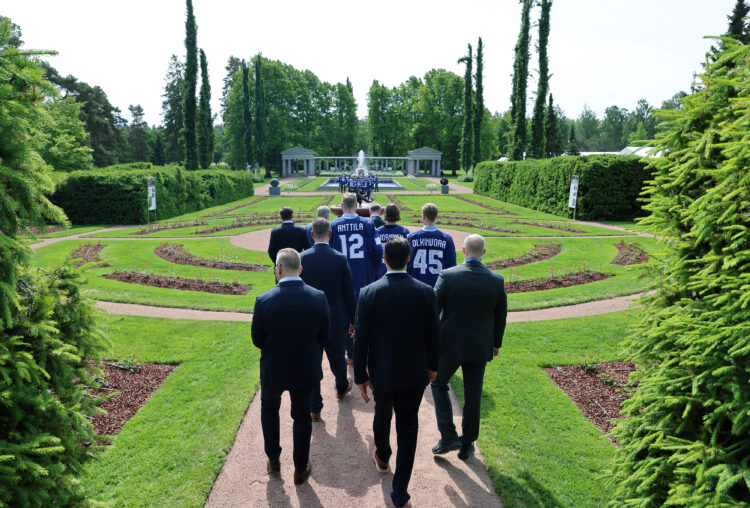 Finlands ishockeylandslag Lejonen anländer till Gullranda. Foto: Riikka Hietajärvi/Republikens presidents kansli
