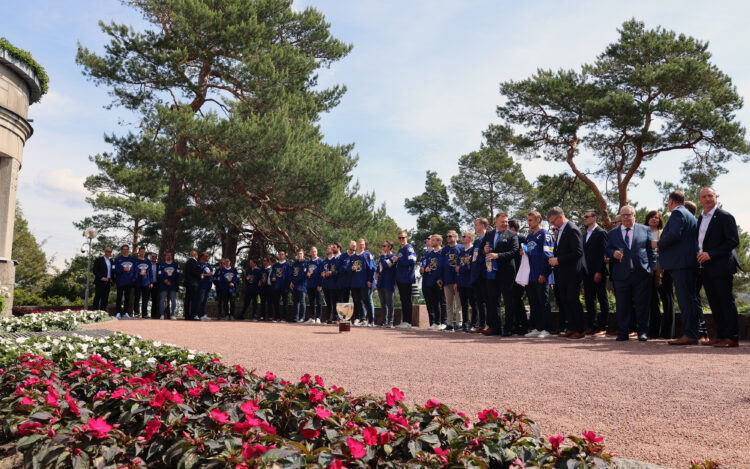 Finlands ishockeylandslag Lejonen anländer till Gullranda. Foto: Riikka Hietajärvi/Republikens presidents kansli