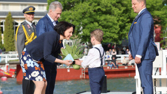 Leo Valkama, a pupil at Rymättylä School, presented a bouquet of flowers to Mrs Haukio at the start of the welcoming reception. Photo: Riikka Hietajärvi/Office of the President of the Republic of Finland