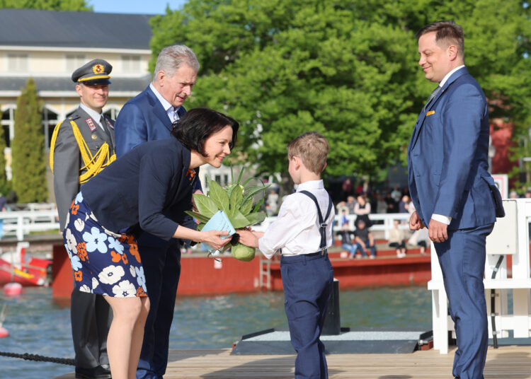 Rymättylän koulun oppilas Leo Valkama ojensi rouva Haukiolle kukkakimpun tervetulovastaanoton alussa. Kuva: Riikka Hietajärvi/Tasavallan presidentin kanslia