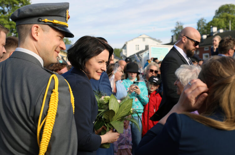 Naantalilaiset toivat monenlaisia terveisiä presidenttiparille. Kuva: Riikka Hietajärvi/Tasavallan presidentin kanslia