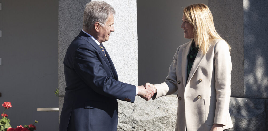 Republikens president Sauli Niinistö träffade Europaparlamentets talman Roberta Metsola tisdagen den 21 juni 2022 på Gullranda. Foto: Roni Rekomaa/Republikens presidents kansli