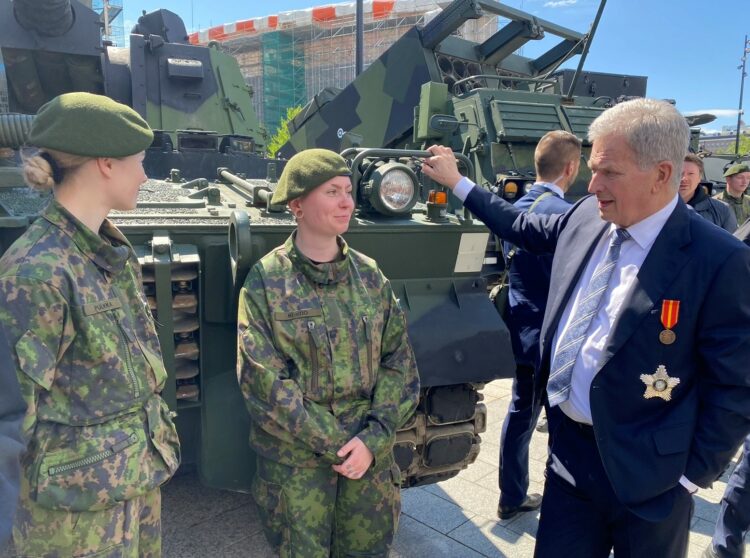 Paraatin vastaanoton ja ohimarssin välissä oli hetki aikaa käydä juttelemassa joukkojen kanssa sekä tutustumassa kalustonäyttelyyn. Kuva: Tino Savolainen/Tasavallan presidentin kanslia