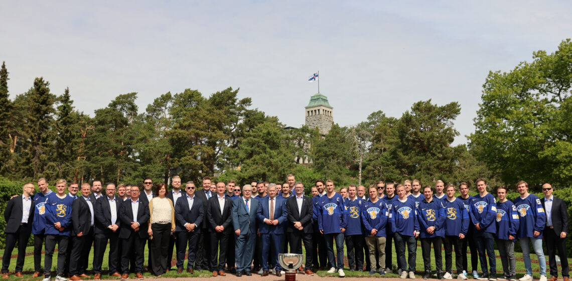 Republikens president Sauli Niinistö tillsammans med Lejonens spelare, tränare, servicetrupper samt representanter för Finlands ishockeyförbund på Gullranda den 10 juni 2022. Foto: Riikka Hietajärvi/Republikens presidents kansli