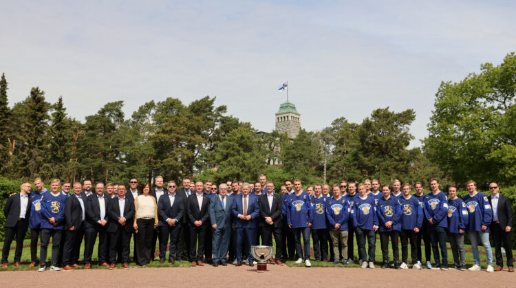 Republikens president Sauli Niinistö tillsammans med Lejonens spelare, tränare, servicetrupper samt representanter för Finlands ishockeyförbund på Gullranda den 10 juni 2022. Foto: Riikka Hietajärvi/Republikens presidents kansli