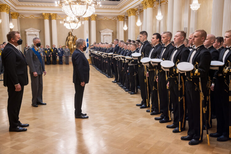 Tasavallan presidentti ylensi ja nimitti valmistuvat kadetit 26.8.2022. Kuva: Juhani Kandell/Tasavallan presidentin kanslia
