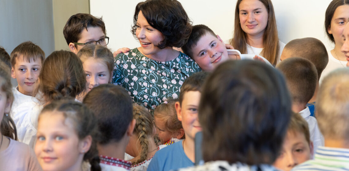 Spouse of the President of the Republic of Finland Jenni Haukio participated in the ceremony celebrating the end of the summer camp for Ukrainian children at the National Museum of Finland. Photo: Matti Porre/Office of the President of the Republic of Finland
