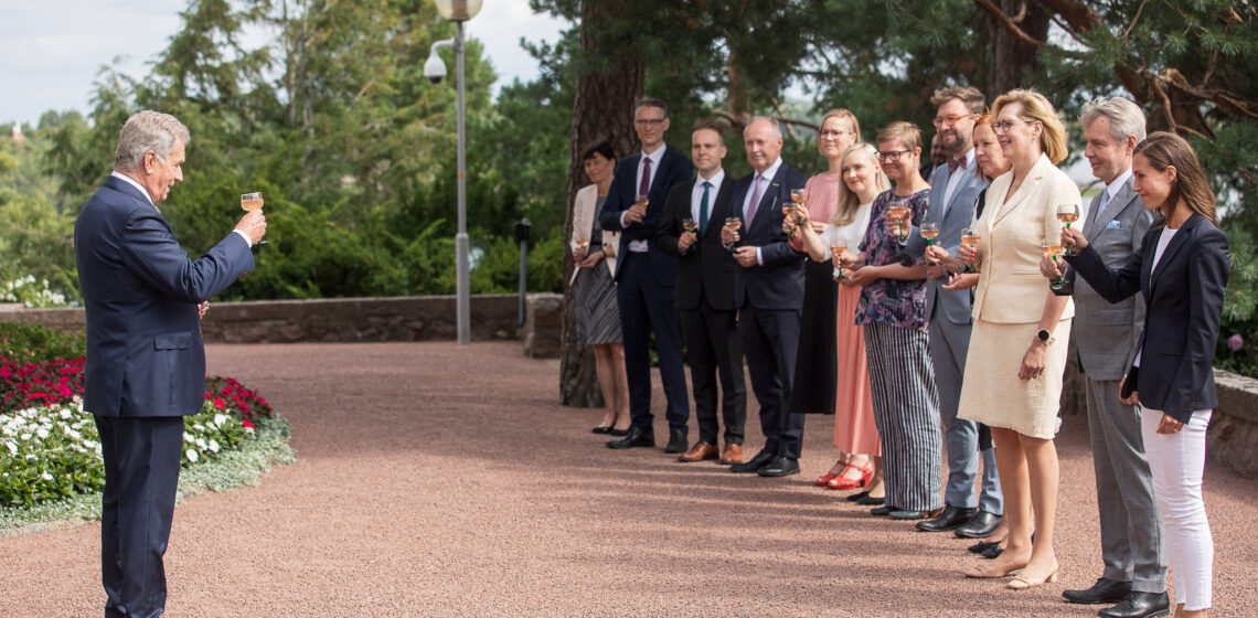 Republikens president Sauli Niinistö önskade statsrådets medlemmar välkomna till Gullranda den 4 augusti 2022. Foto Matti Porre/Republikens presidents kansli