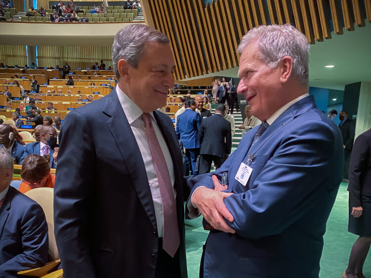 Presidentti Niinistö ja Italian pääministeri Mario Draghi YK:n yleiskokouksessa New Yorkissa 20. syyskuuta 2022. Kuva: Ville Hukkanen/Tasavallan presidentin kanslia 