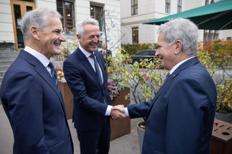 Norges statsminister Jonas Gahr Støre och direktören för Norges utrikespolitiska institut Ulf Sverdrup tog emot president Sauli Niinistö i Litteraturhuset i Oslo den 10 oktober 2022. Foto: Matti Porre/Republikens presidents kansli