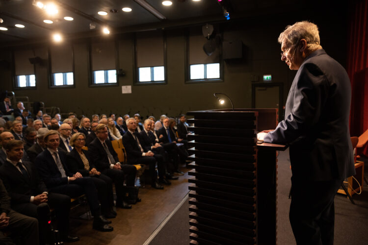 President Sauli Niinistö talade om det nordiska förhållningssättet till säkerhetsläget i Europa vid ett seminarium arrangerat av Norges utrikespolitiska institut i Litteraturhuset i Oslo den 10 oktober 2022. Foto: Matti Porre/Republikens presidents kansli