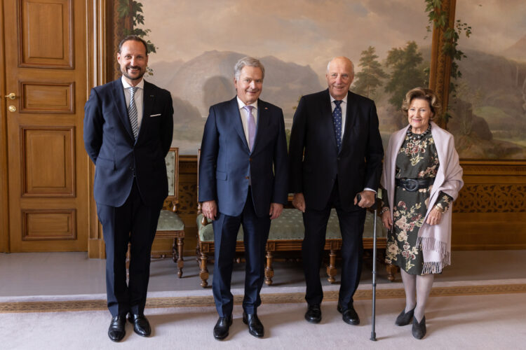 President Sauli Niinistö träffade kung Harald V av Norge, drottning Sonja och kronprins Haakon på Kungliga slottet i Oslo den 10 oktober 2022. Foto: Matti Porre/Republikens presidents kansli