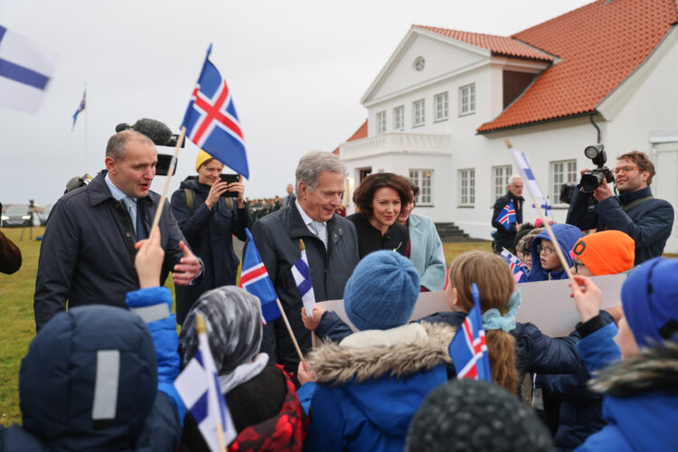 Läheisen alakoulun oppilaat saapuivat tervehtimään presidenttipareja. Kuva: Riikka Hietajärvi/Tasavallan presidentin kanslia