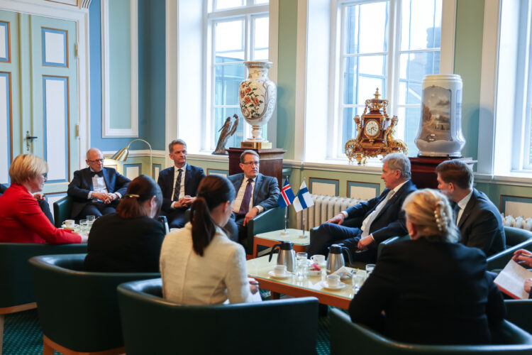 Presidentti Niinistö tapasi Islannin parlamentin puhemiehistöä. Kuva: Riikka Hietajärvi/Tasavallan presidentin kanslia
