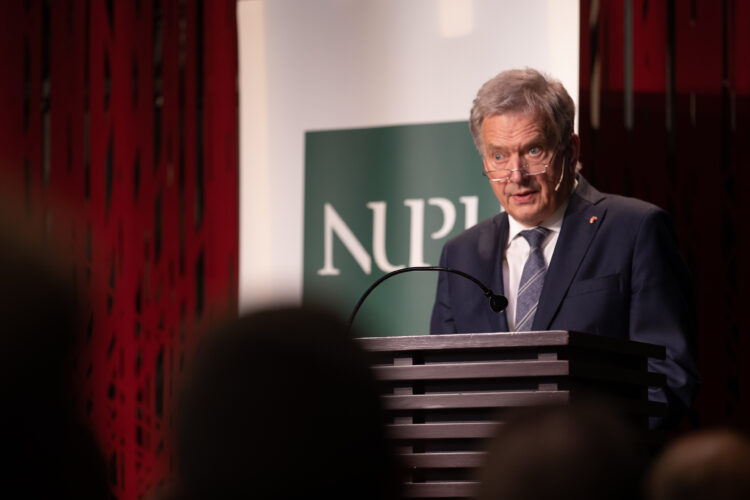 President Sauli Niinistö talade om det nordiska förhållningssättet till säkerhetsläget i Europa vid ett seminarium arrangerat av Norges utrikespolitiska institut i Litteraturhuset i Oslo den 10 oktober 2022. Foto: Matti Porre/Republikens presidents kansli