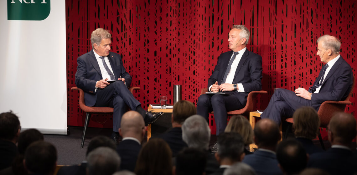 President Niinistö (t.v.) i samtal med Norges statsminister Jonas Gahr Støre (t.h.). Moderator var NUPI-direktören Ulf Sverdrup (i mitten). Foto: Matti Porre/Republikens presidents kansli