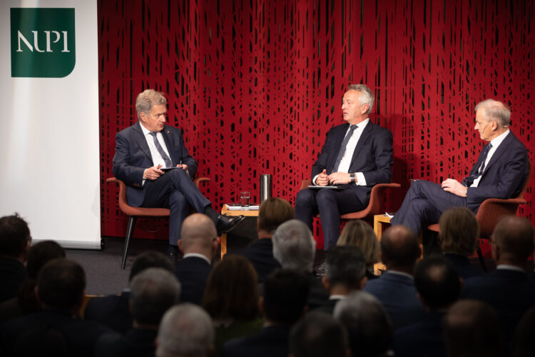 President Niinistö (t.v.) i samtal med Norges statsminister Jonas Gahr Støre (t.h.). Moderator var NUPI-direktören Ulf Sverdrup (i mitten). Foto: Matti Porre/Republikens presidents kansli