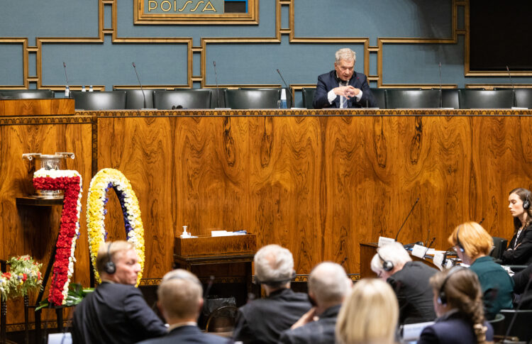 Discussion in Parliament after the speech. Photo: Hanne Salonen/Parliament