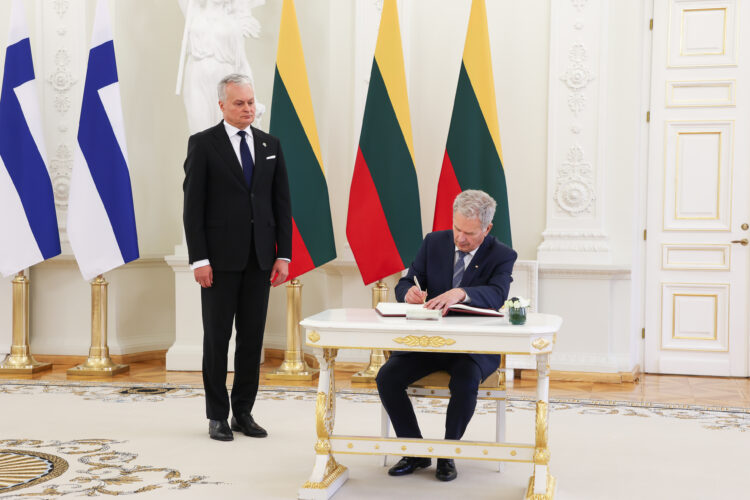 Litauens president Gitanas Nausėda tog emot president Niinistö under ett arbetsbesök i Vilnius fredagen den 4 november 2022. Foto: Jouni Mölsä/Republikens presidents kansli