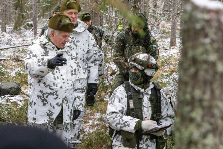 Tasavallan presidentti Sauli Niinistö tarkasti Maavoimien Kontio 22 -pääsotaharjoituksen 28.–29. marraskuuta 2022 Pohjois-Karjalassa. Kuva: Puolustusvoimat