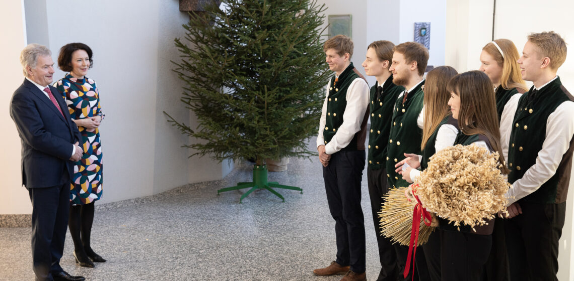 Forststudenterna kom till Talludden med en julgran. Studerande i skogsvetenskap har bedrivit julgranshandel i huvudstadsregionen allt sedan 1909. Foto: Matti Porre/Republikens presidents kansli