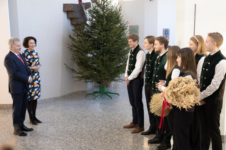 Forststudenterna kom till Talludden med en julgran. Studerande i skogsvetenskap har bedrivit julgranshandel i huvudstadsregionen allt sedan 1909. Foto: Matti Porre/Republikens presidents kansli